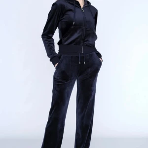 Juicy sätt - Ett mörkblått sätt från juicy couture som är köpt för cirka ett år sedan. Skriv för egna bilder.  