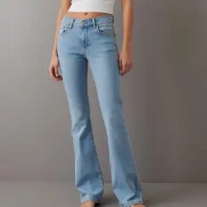 Blåa low jeans flare från Gina, en annan färg än första bilden men samma jeans dom e mellan blåa och använda ungefär 7 gånger köpta för 500💕 pris kan diskuteras 