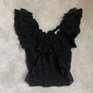 Zara topp stickad volang - En stickad volang topp i svart från zara helt slutsåld på hemsidan, säljer pågrund av att den inte kommer till andvänding💕köptes för 330