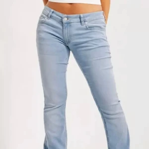 Nelly jeans - Jätte fin ljusblå jeans från nelly! I super bra skicka och low waist!!! 
