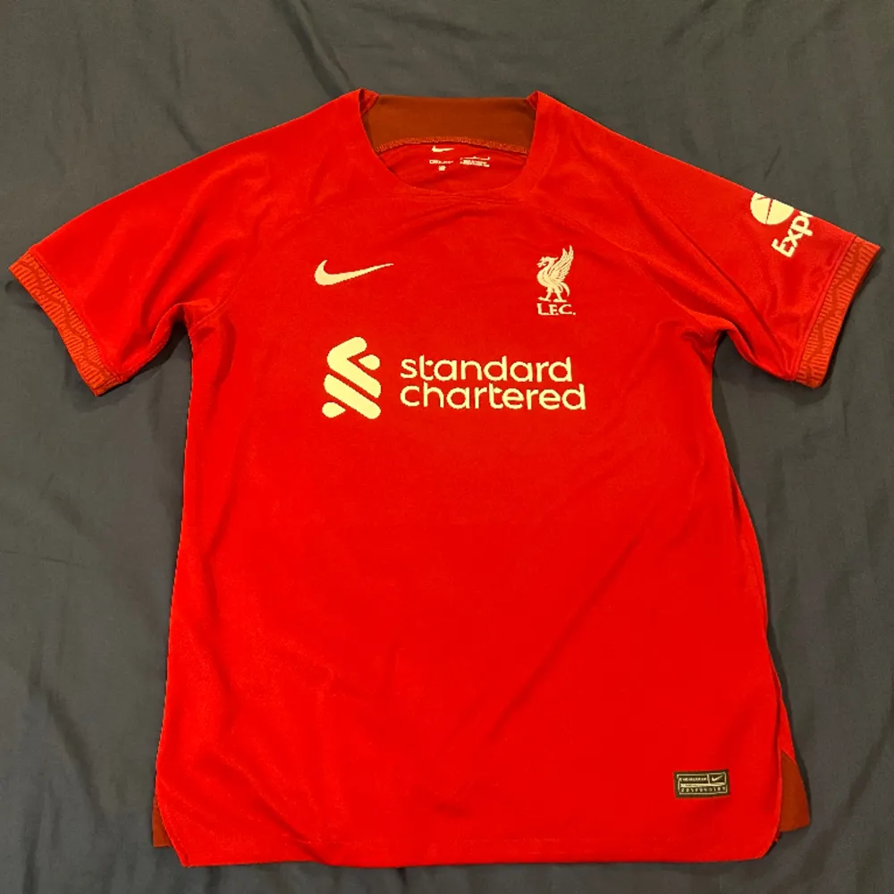 Liverpool tröja som jag fick förra året använd vid få tillfällen endast när jag kollar matcher. Skick 9/10 Pris kan diskuterad och vid frågor kontakta mig.. T-shirts.