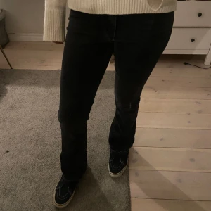 Lågmidjade/medelhög midja bootcut jeans  - Säljer ett par bootcut grå/svarta jeans från Gina Tricot. Jag har sprätt upp sömmen längst ner för att göra dem längre. Men tycker att det ger dem en cool detalj❤️‍🔥❤️‍🔥