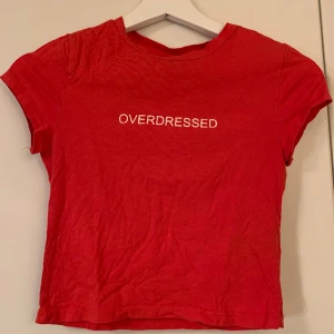 Croppad tight t-shirt från H&M - Använd men i fint skick. Storlek S, lite mindre i storleken och kan även passa XS