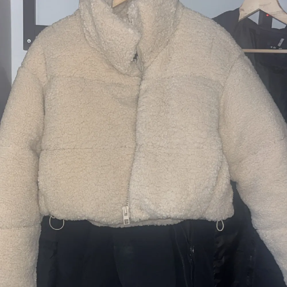 Säljer min helt oanvända teddyjacka frpn Zara i storlek M men passar bra om man vanligtvis har storlek S också. . Takit.