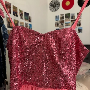 Glittrig klänning - Jättefin rosa glittrig klänning perfekt till sommarens konserter, t.ex Taylor Swift,  mm. Använd en gång på konsert, tyvärr minns jag ej vart den är köpt. Storlek S, passar mig som är 168