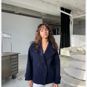 Designbysi kappa  - !! Ej mina bilder!! En marinblå kappa (som första bilden) ifrån designbysi. Är i nyskick och om bilder önskas går det absolut att lösa💕☺️ Köparen står för frakten !