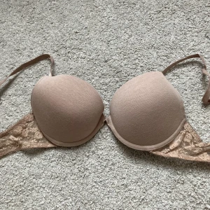 Beige bh 75B - Beige bh med push up från hm. Bra skick. Pris kan diskuteras. Kan mötas vid Medborgarplatsen i Stockholm. 
