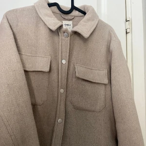 Beige jacka - Säljer den här fina beigea jackan från only💗 den finns inte längre att köpa, storlek s💕använd några få gånger, bra skick🫶🏼 nypris ca 600, jag säljer för 200kr🥰