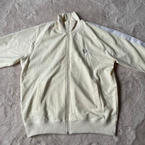 Fred Perry tröja  - Säljer min fred Perry tröja aldrig använd då den är för liten, storleken på tröjan är L. Köpt för 1200kr