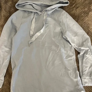 Perfekt hoodie för en ledig mysdag - ganska bra skick men banden är lite slitna. Kan verkligen rekommendera att gå i hemma.