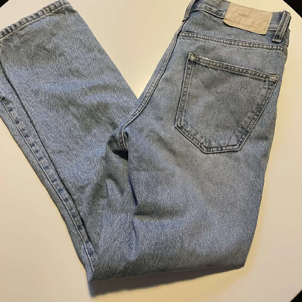 Ljusblåa Jeans från Zara | Storlek Euro 40 (30/32) | Skicket på byxorna är bra använda ett fåtal gånger | Vårt pris: 250 kronor | Nypris: 600 kronor | Modellen är 182 cm!. Jeans & Byxor.