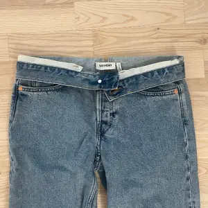 skitsnygga lågmidjade jeans från weekday som inte kommer till användning, utsvängda