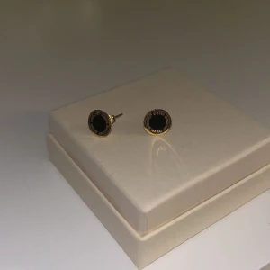 Marc Jacobs örhängen  - Säljer dessa snygga örhängen från Marc Jacobs då jag inte har någon användning av dom🥰🥰