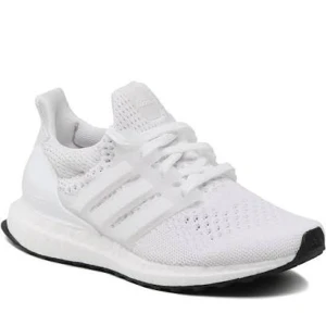 Vita Adidas ultra boost  - Säljer mina adidas ultra boost, använt som skor inomhus 🤍