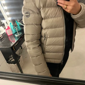 Colmar jacka - Beige colmar jacka i storlek S, jackan är varm och i väldigt bra skick. Ord pris ca 4000kr, som referens är jag 157cm