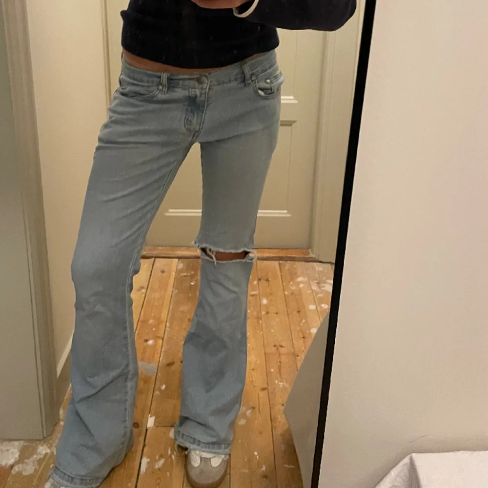 Sviiin najs lågmidjade jeans med hål! Jag är 165 cm lång! Midjemått är ca 36 tvärsöver!🫶🫶🫶🫶. Jeans & Byxor.