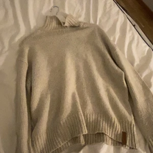 Tröja - En stickad beige kofta jättemysig 