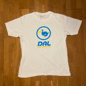 Tshirt med tryck - Assnygg tshirt med tryck både fram och bak. En logga där fram och lite text där bak. Sitter snyggt!