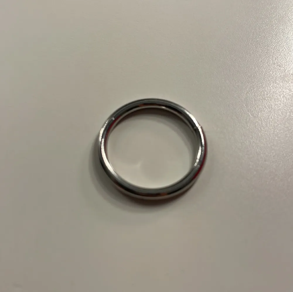 Säljer denna basic ringen i silver. Den är aldrig använd och helt ny! Säljer då den inte passar mig💗Hör av dig för fler frågor eller bilder❣️. Accessoarer.