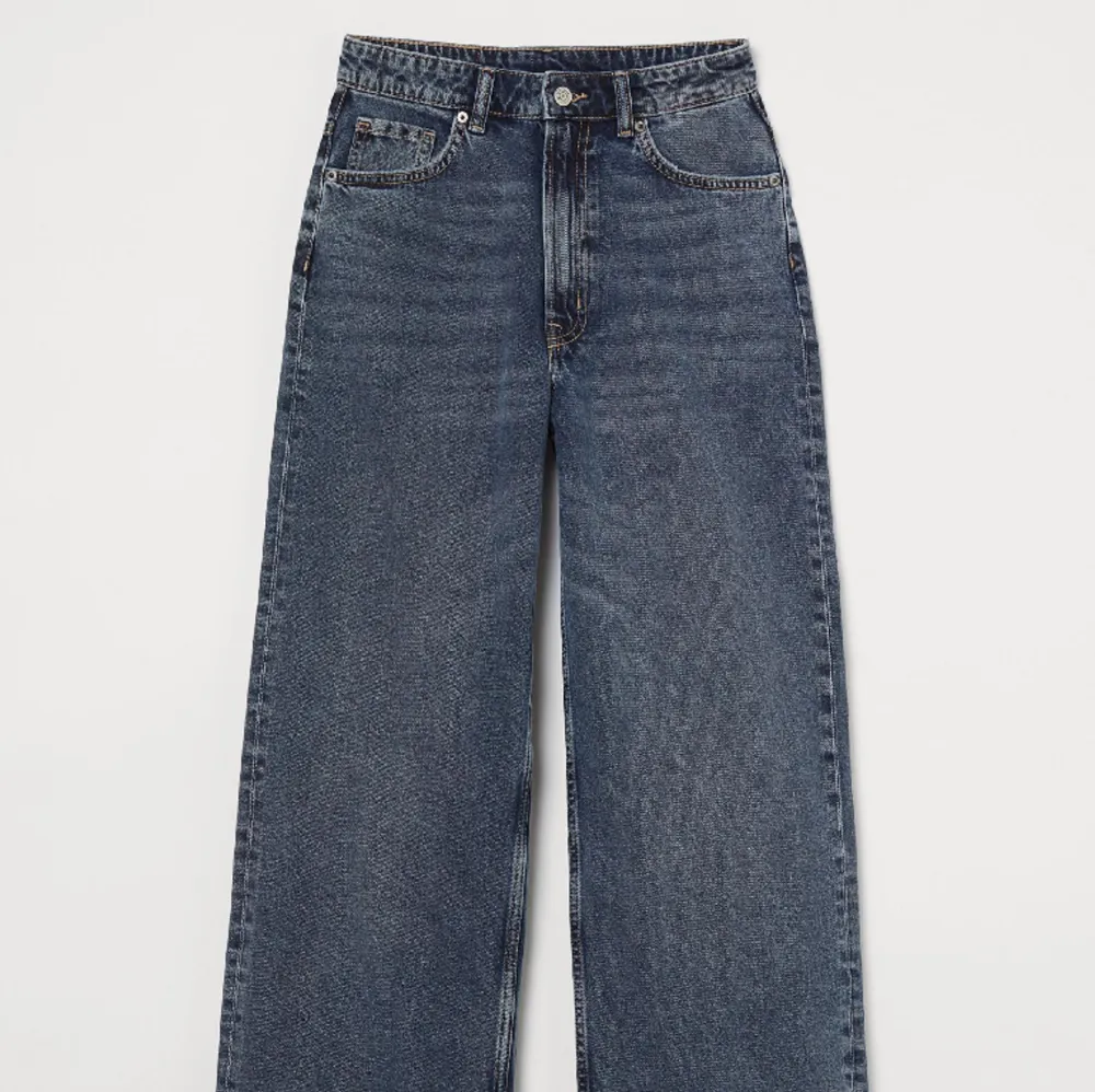 Säljer dessa vida mörkblå jeans från H&M💓 Använda lite men blivit förstora för mig. I bra skick💓 Säljer för 100kr + frakt men priset kan diskuteras vid snabb affär🫶. Jeans & Byxor.