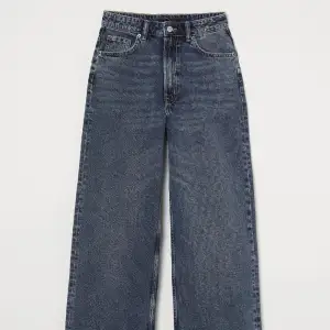 Säljer dessa vida mörkblå jeans från H&M💓 Använda lite men blivit förstora för mig. I bra skick💓 Säljer för 100kr + frakt men priset kan diskuteras vid snabb affär🫶