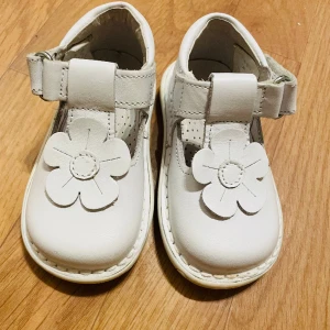 Barnskor baby äkta skinn flickskor - Jättesöta flickskor i äkta skinn, handgjorda i Spanien. Storlek 21. Helt nya och oanvända. 350:- Från rökfritt, parfymfritt och djurfritt hem. 