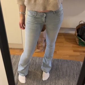Low waist jeans  - Säljer mina jeans i storlek 36 från Nelly. Ett par trendiga jeans som ej finns att köpa.  Negativa är att de finns två fläckar men de är inget man tänker på. (Förra inlägget togs bort) 