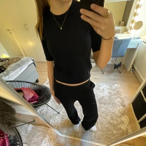 Stickad t-shirt - En jättefin stickad tröja från märket Saint. Den har blivit för liten så behöver sälja❤️