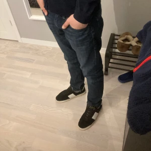 G-star Raw jeans  - Hej, säljer dessa jätte fräscha g star raw jeans slim fit model marin blå färg skick 7/10 ny pris 749kr tecken på andvändning men inga rijäla skador!