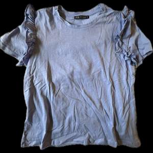 Blå T-shirt från zara med volanger