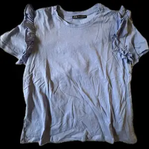Blå T-shirt från zara med volanger