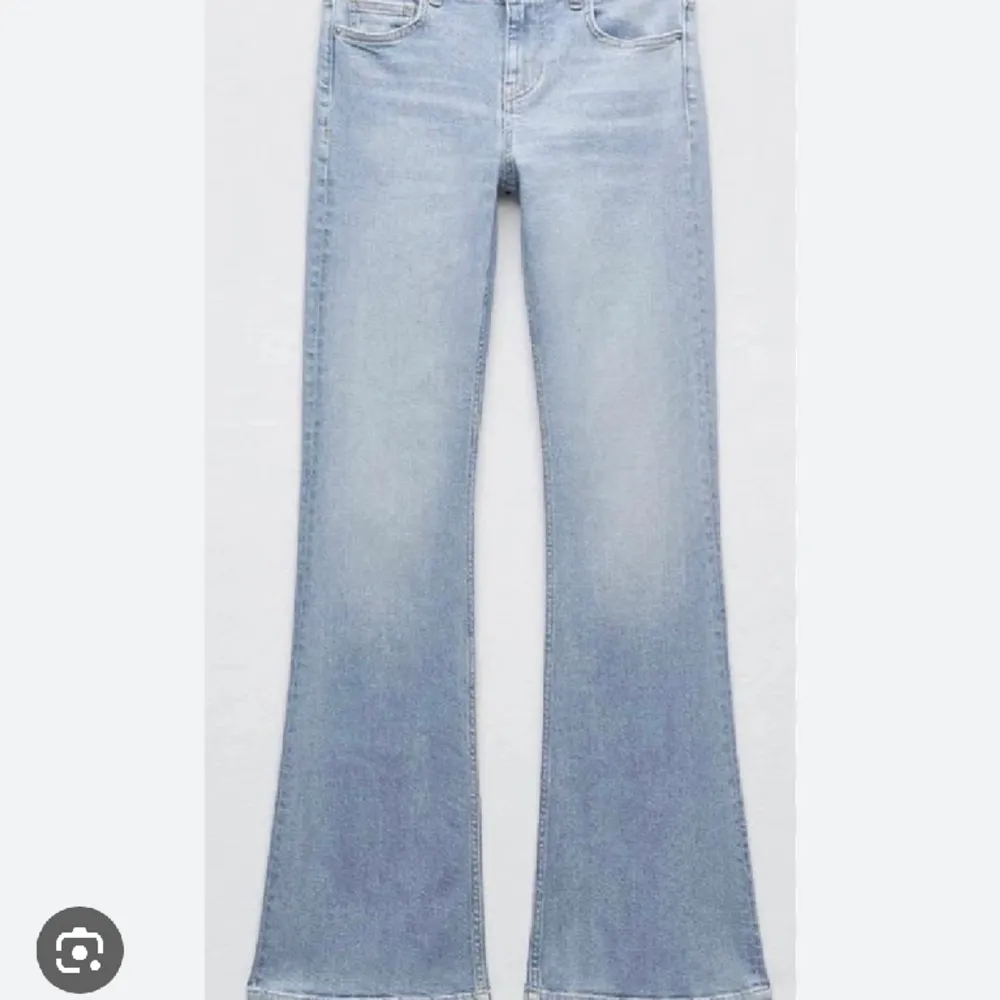 Fina lågmidjade blåa zara jeans som inte används löngre, OBS!! har ett litet hål på den högra sidan som man ser på bild 3!!Innerbenslängden är 85 och midjemåttet är 35 rakt över💓. Jeans & Byxor.