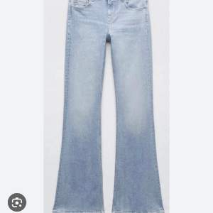 Fina lågmidjade blåa zara jeans som inte används löngre, OBS!! har ett litet hål på den högra sidan som man ser på bild 3!!Innerbenslängden är 85 och midjemåttet är 35 rakt över💓