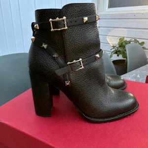 Valentino rockstud boots strl 37.5 - Snygga Valentino boots i strl 37.5. klackens höjd är 10cm. Har bara använts 2-3 ggr därav fint skick. Kommer med box, dustbag och kvitto.  nypris:980€