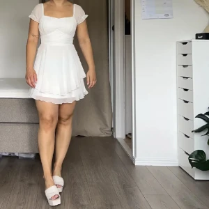 Studentklänning  - Första och andra bilden lånade från förra säljaren! Endast testad men var inte nöjd med hur den satt på mig 🫶