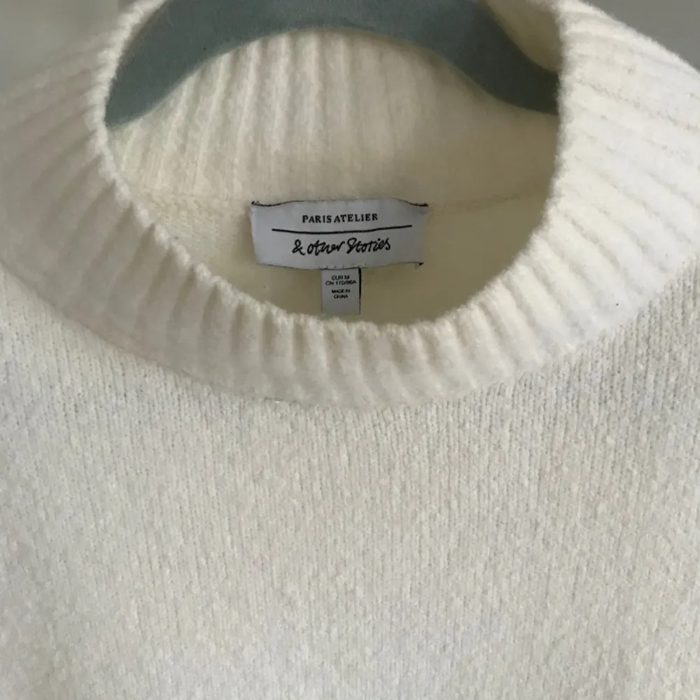 Säljer denna super mysiga vita tröja ifrån other stötiges med en kort polokrage. Köpt för 490 och aldrig använd. Tröjor & Koftor.