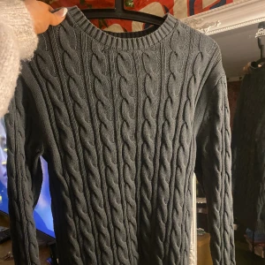 Stickad tröja  - Fin stickad tröja från lager 157. Mer mörkgrön än vad de ser ut som på bilden💚 Inga tecken på användning.