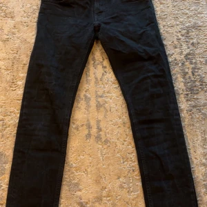 Nudie Jeans👖 - Hejsan, säljer nu dessa feta Nudie jeansen. Modellen är tight long John. Skicket är 8/10. Tveka inte att höra av er vid frågor. Priset är ej hugget i sten!