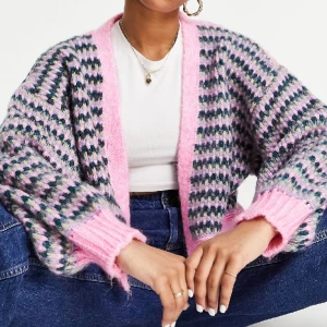 Rosa stickad kofta med färgglad design - Rosa stickad kofta från topshop! Använd ett fåtal gånger, i bra skick! 