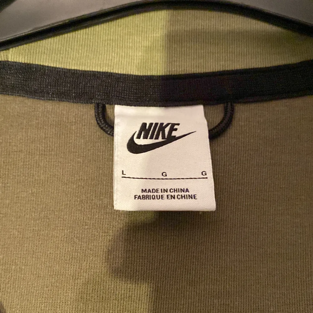 Säljer min Nike tech fleece för att jag inte använder den mer. Skick 8/10. Tröjor & Koftor.