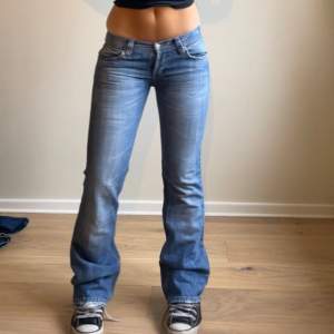 Lågmidjade vintage armani jeans. Midjemåttet är ca 72cm, 36cm rätt över. Innerbenslängden är ca 83cm. 