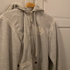True religion hoodie - Jätebra skick , Inga flaws  Fet true hoodie med nice stiching 
