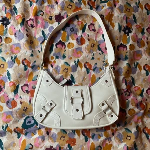 Vit handväska - Helt oanvänd vit handväska i fake läder och silverdetaljer❣️