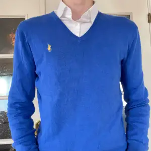 Sjukt snygg pullover från Ralph lauren som passar perfekt med sin blåa färg nu till våren/sommaren💯💯 9/10 skick👍🏻 priset går att diskutera😇😇