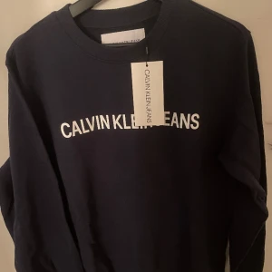 Calvin Klein  - Aldrig använd, prislappen sitter kvar. Den är i fint skick, köpt sen har den inte kommit till användning 