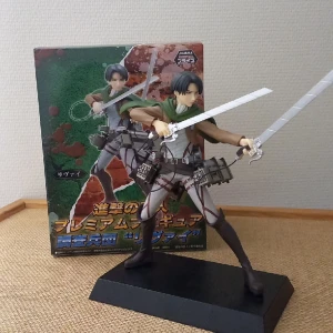 Attack on Titan - Levi figur - Priset kan diskuteras! Levi figur i bra skick,  har fortfarnade kvar lådan som den kom i. Ca 20 cm hög
