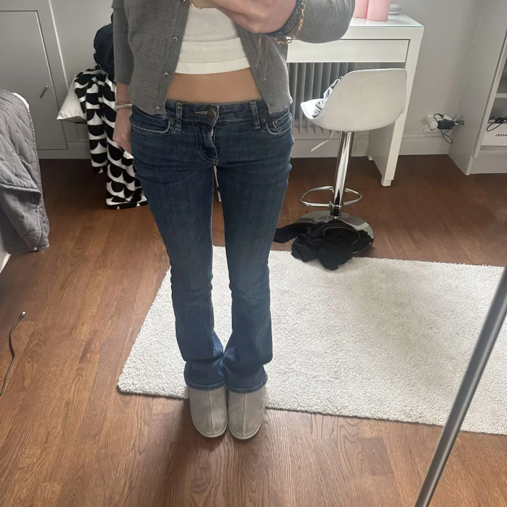 Slutsålda zara jeans. Köpta för 399 kr❣️ Köpt nya jeans så använder aldrig!. Jeans & Byxor.