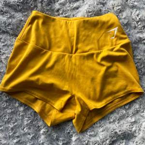 Säljer dessa gula gymshark shorts i storlek S (små i storleken), då de inte kommit till användning 💕