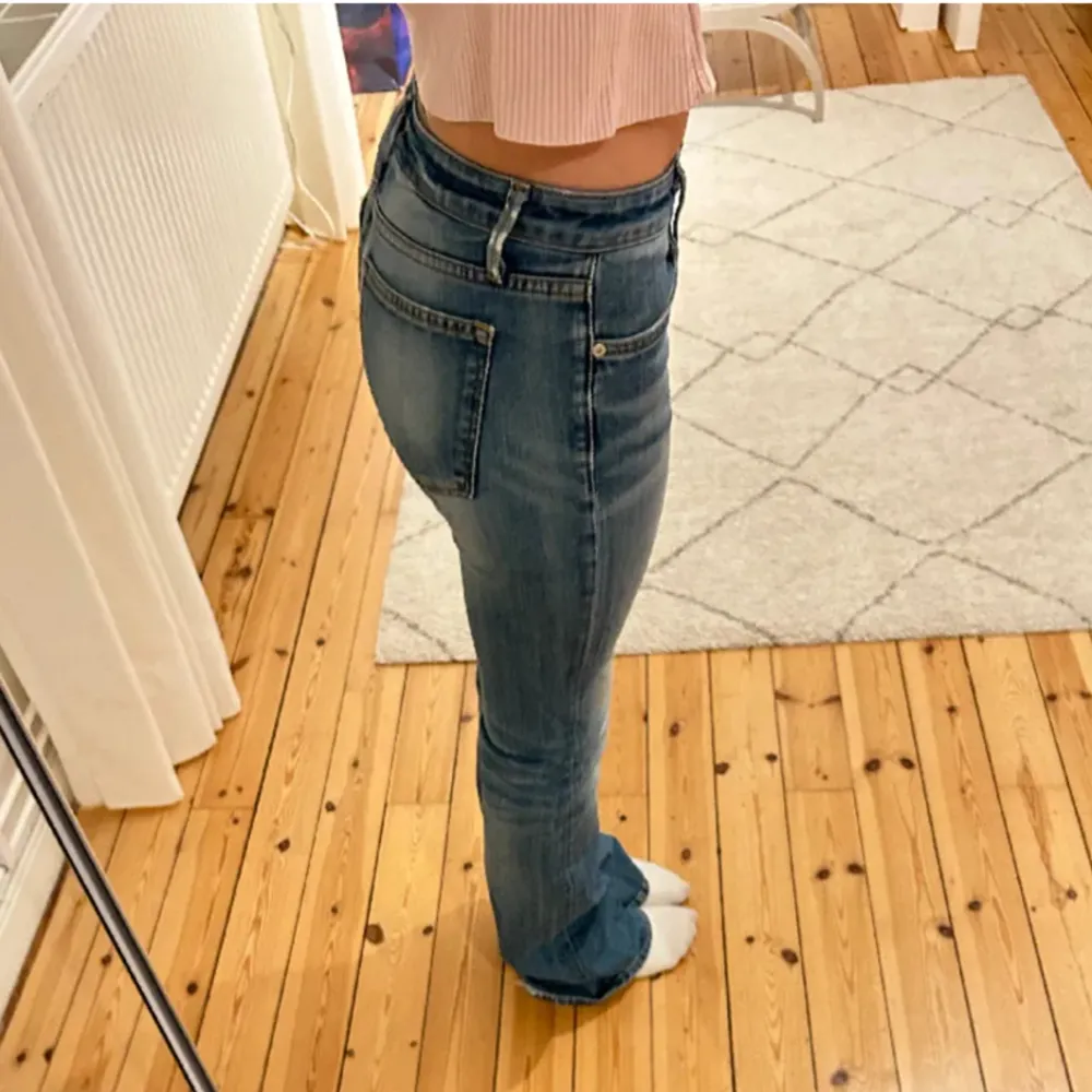 Så fina lågmidjade Jeans! Midjemåttet rakt över är 37cm och innerbenslängden är 82cm.(bilderna är ifrån förra ägaren). Jeans & Byxor.