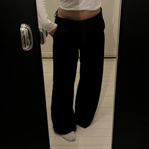 Snygga svarta kostymbyxor - Snygga kostymbyxor i nyskick. Endast använda 3 gånger. De är från Gina tricot och är i storlek m. Nypris 500 kr. Lite noppriga i tyget 